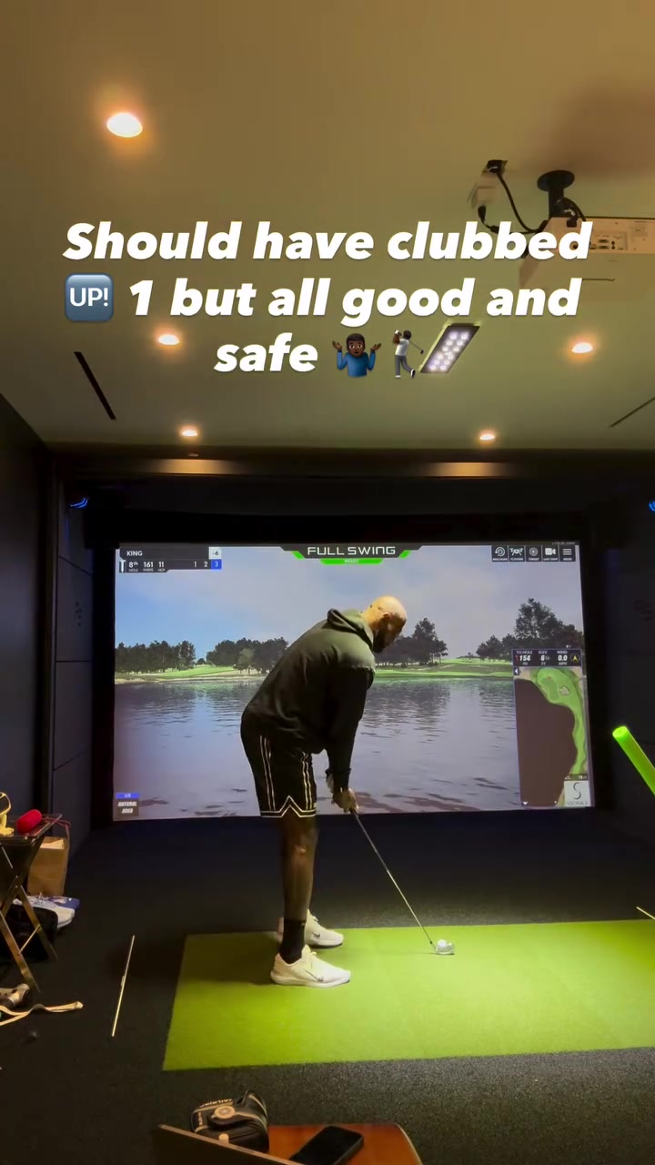 打磨球技！詹姆斯晒在家中玩高尔夫模拟器 挥杆后振臂庆祝